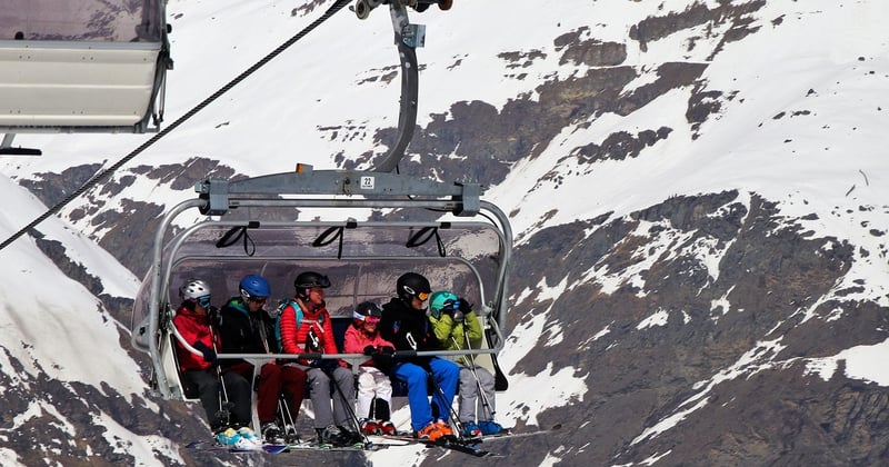 Activités hivernales en famille dans les stations de ski françaises